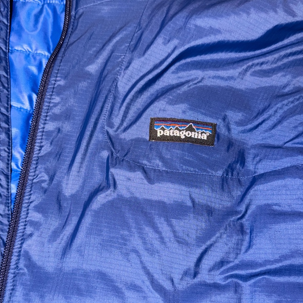 Patagonia Men's Navy Insulated Vest - Picture 6 of 6